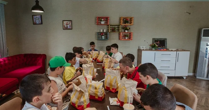 McDonald s Azərbaycan şəhid və veteran ailələrindən olan uşaqlar üçün yay düşərgəsində istirahət təşkil edib