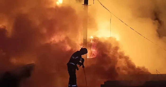 Bakıda “Taxta bazarı” yanır I VİDEO