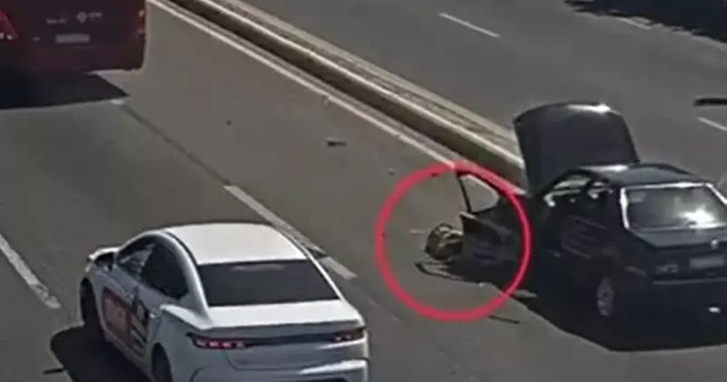 Огромный автобус переехал бакинского водителя ВИДЕО