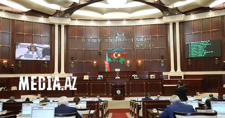 Проводится итоговое заседание внеочередной сессии парламента