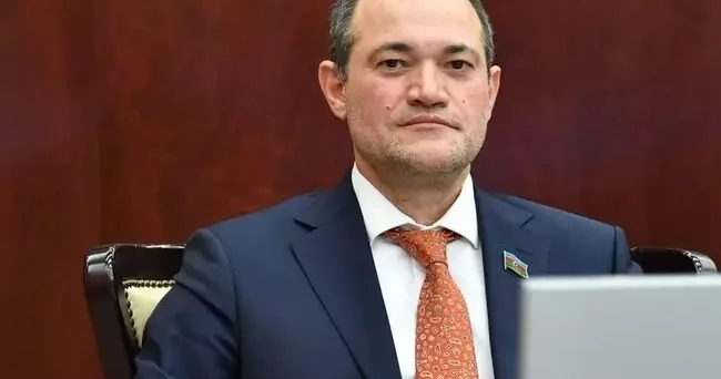 Təzə təyin olunan məmur qılıncını çəkib düşür işçilərin üstünə ki...