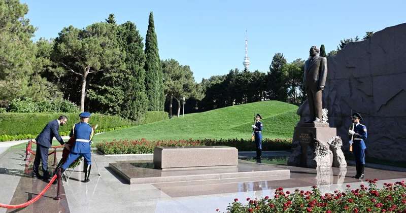 Transitional President of Syria visits tomb of National Leader Heydar Aliyev (PHOTO)