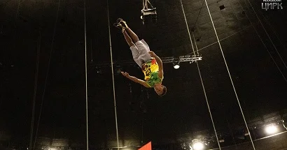 Moskva Sirkində gimnast 6 metr hündürlükdən yerə düşüb