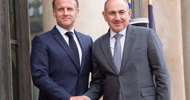 Makron Paşinyanla görüşü ermənicə təsvir etdi Foto