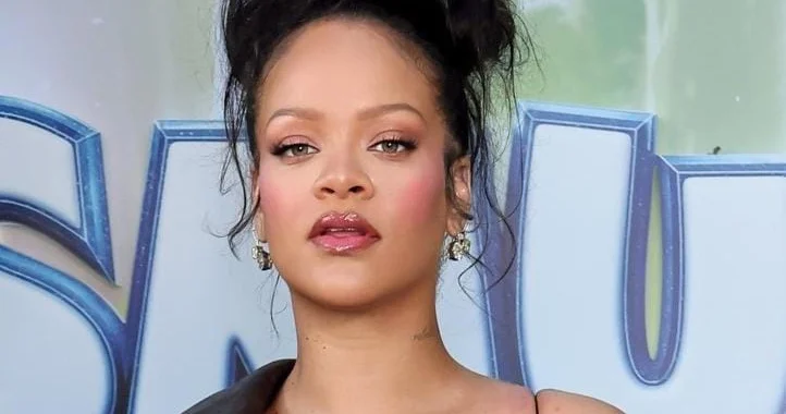 Rihanna övladları ilə qırmızı xalıda FOTOLAR