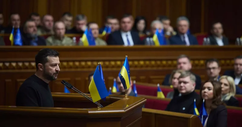 Зеленский предложил продлить военное положение в Украине