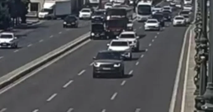 BakuBus avtobusu xarab olub yolda qalan maşını vurdu; sürücü yerə çırpıldı ANBAAN VİDEO