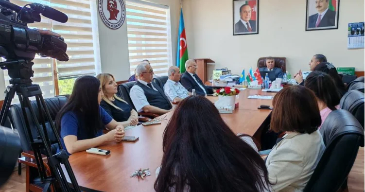 Dilçilik İnstitutunda Azərbaycan dili ilə bağlı ictimai müzakirə keçirildi FOTO