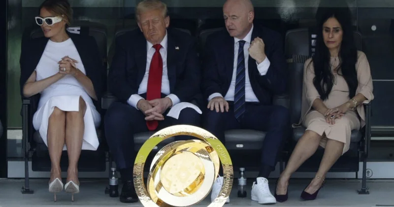Tramp PSJ nin qapıçısına medal təqdim etdi