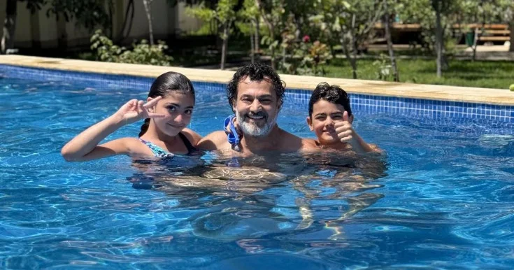 Coşqun Rəhimovun nəvələri ilə hovuz keyfi Foto
