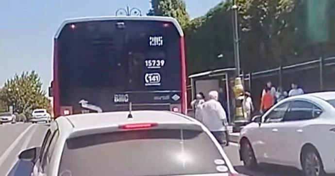 Avtobusu yolun ortasında saxlayan sürücü başqalarını qayda pozmağa vadar etdi VİDEO