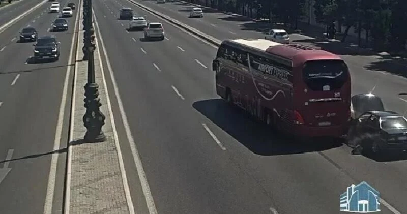 Автобус сбил водителя сломавшейся на дороге машины в Баку ВИДЕО