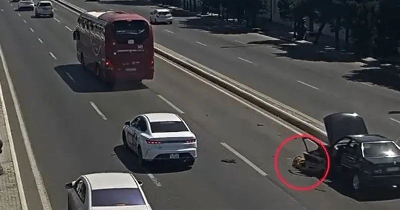Автобус сбил водителя неисправного автомобиля: Кадры страшной аварии ВИДЕО