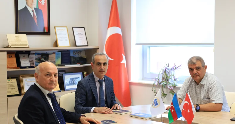 Millət vəkili Fazil Mustafa Mərkəzi Elmi Kitabxanaya yeni kitabını hədiyyə edib