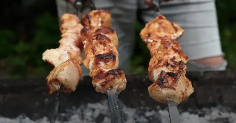 Kabab bişirərkən daha az yağlı ətlərdən istifadə etmək məqsədəuyğundur