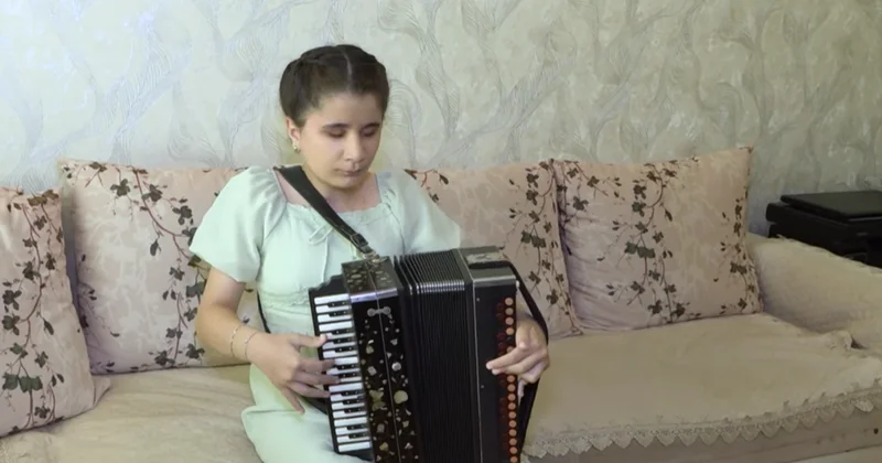 Görmə məhdudiyyətli qarmon ifaçısı qızın həyat hekayəsi