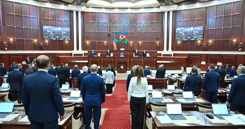 Deputatlar tətilə çıxdı
