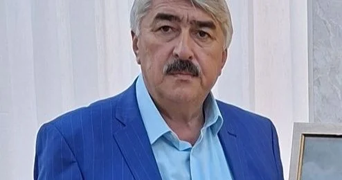 Ayaz Arabaçı: Bir qazi çay aparır iki fərarinin oturduğu masaya..