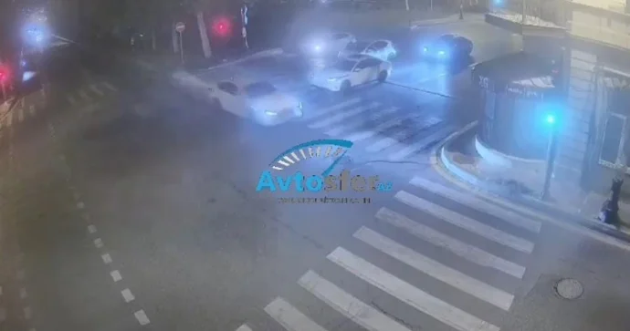 Sürücü sürət həddini aşıb qəza törətdi; işıqfora çırpıldı ANBAAN VİDEO
