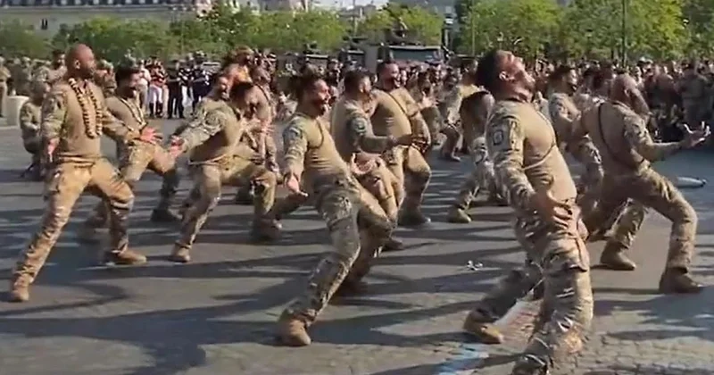 Əsgərlərdən müharibə qışqırıqları! Bu nümayiş hər kəsi heyrətə saldı