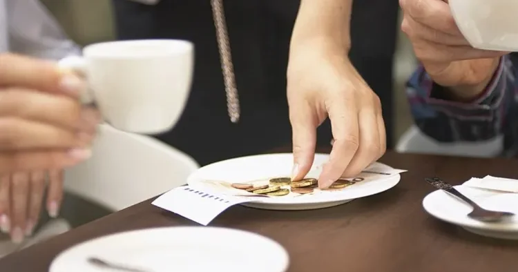 Restoranlarda servis haqqı qanunidirmi? Vəkil AÇIQLADI