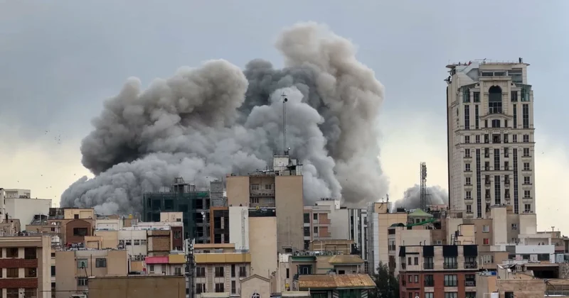 Reuters: İranın Kiş adası yaxınlığında iki partlayış baş verib