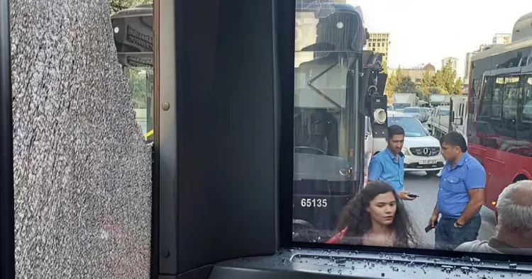 Paytaxtda avtobuslar toqquşdu Sərnişinlər arasında tanınmış aktyor da var