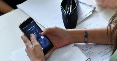 Şagirdlərdən sonra müəllimlərə də telefon qadağası qoyulacaq?