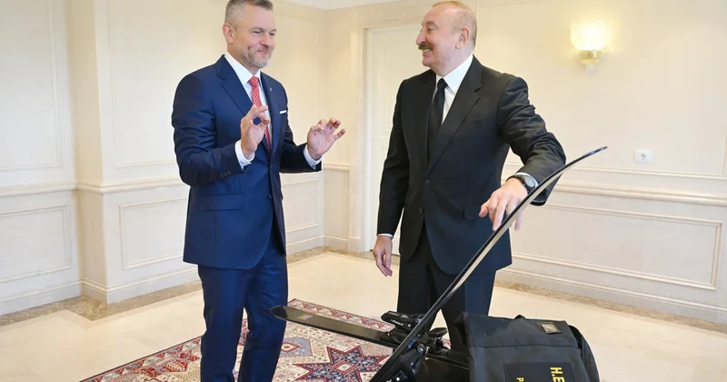 Президент Ильхам Алиев и Президент Петер Пеллегрини обменялись памятными подарками (ВИДЕО)