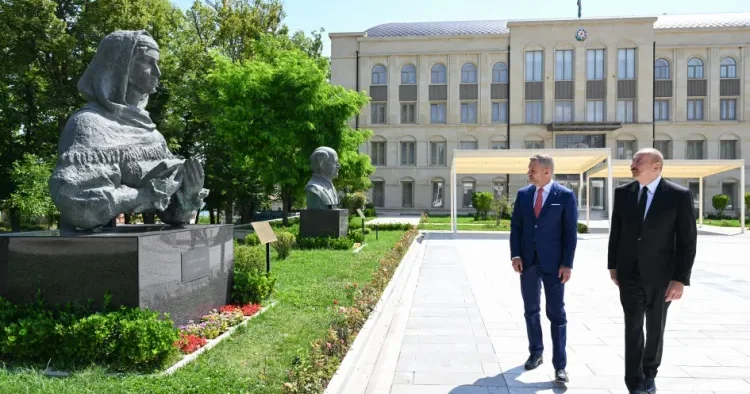 Prezidentlər güllələnmiş büstlərə baxdılar FOTO