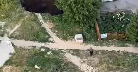 Провал грунта глубиной около 15 метров образовался в российском городе ВИДЕО