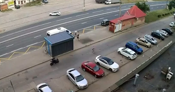 Polis qadın piyadanı vuraraq ağır yaralayan motosikletçini axtarır VİDEO