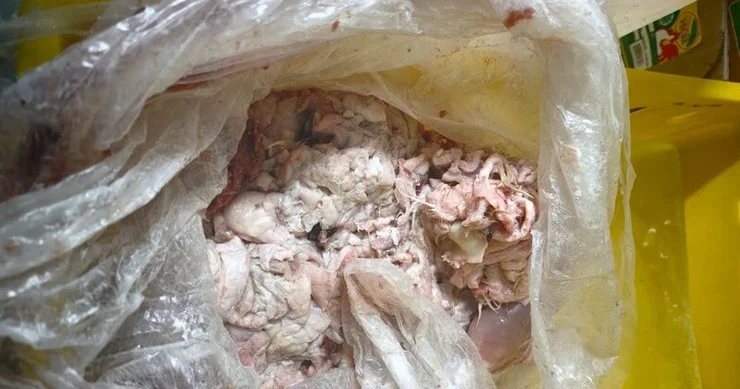 AQTA plandankənar yoxlama keçirdi Kolbasa istehsal edən müəssisədə nöqsanlar aşkarlandı