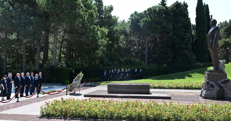 Konstitusiya Məhkəməsinin kollektivi Fəxri xiyabanı ziyarət edib