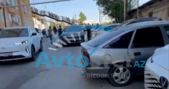 Xırdalanda sürücülər avtomobilləri harada gəldi saxlayıb sıxlıq yaradır VİDEO