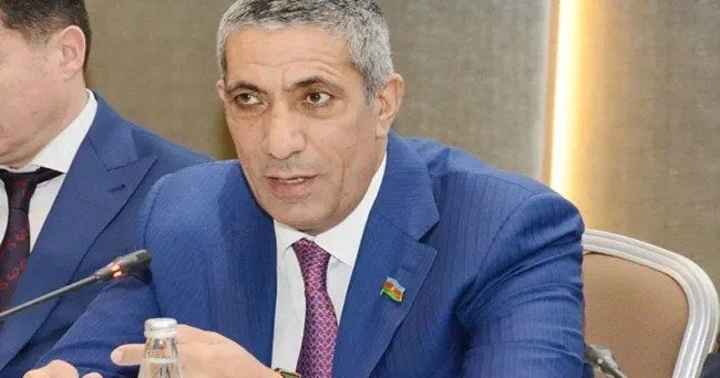 Aeroporta gəlirlər, sonra uçuşun təxirə düşdüyünü öyrənirlər Deputatdan sərt İRAD