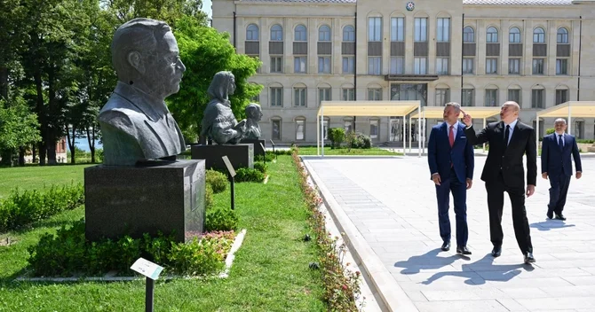 İlham Əliyev və Peter Pelleqrini Şuşada tanınmış şəxsiyyətlərinin işğal dövründə güllələnmiş büstlərinə baxıblar