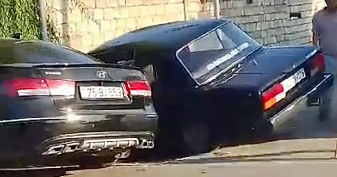 Biləsuvarda iki avtomobil toqquşdu, ardınca ağaca çırpıldı VİDEO