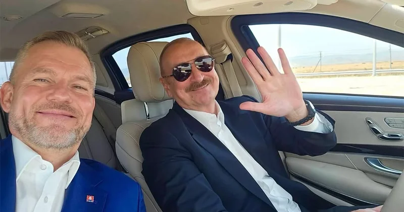 Prezidentin maşınında selfi çəkdi Foto
