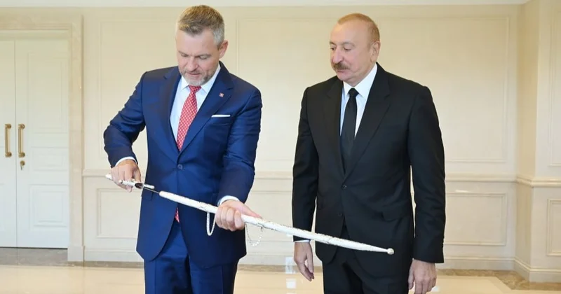İlham Əliyev və Pelleqrini biri birilərinə hədiyyələr təqdim etdilər FOTO