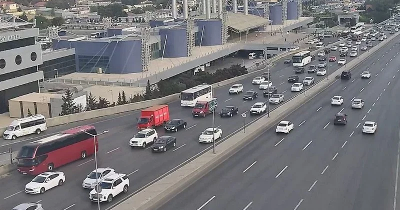 В Баку на некоторых дорогах затруднено движение транспорта