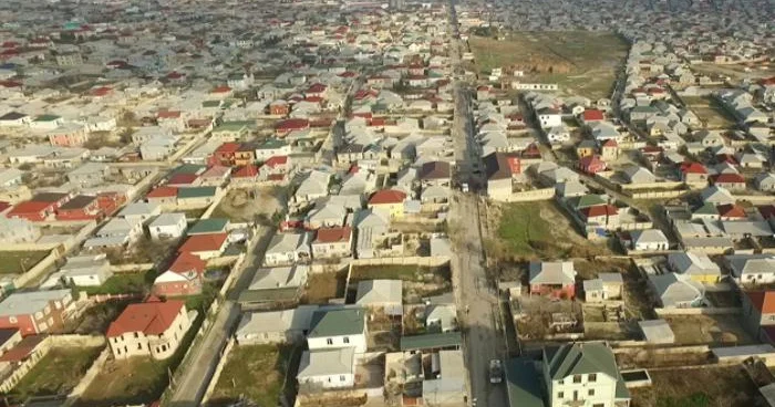 Ev alanların NƏZƏRİNƏ: Birləşik tikilən evlər təhlükə saçır