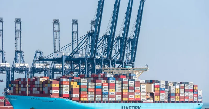 Контейнеровоз Maersk загорелся у берегов Либерии