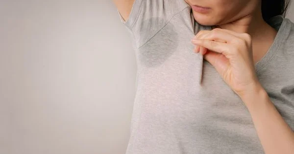 Qadınlarda bəzi dövrlərdə tər daha qoxulu olur, deodorant kömək etmir Ginekoloq