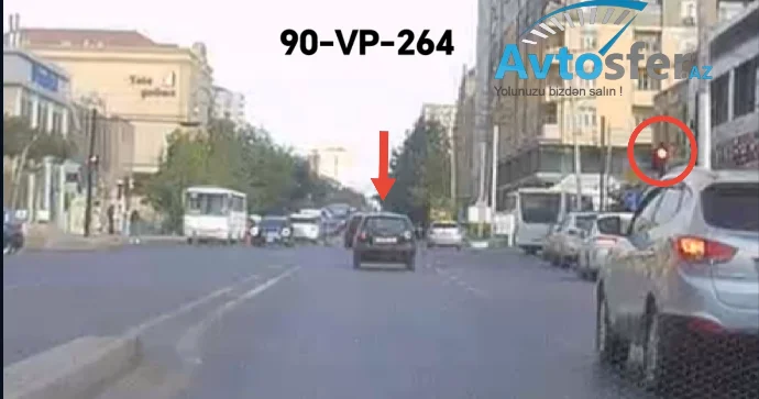 Sürücü qırmızı işığın yanmasına əhəmiyyət verməyib keçib getdi VİDEO