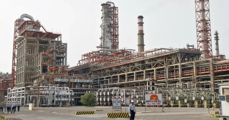 НПЗ Индии переключаются на нефть из США, Бразилии и Ближнего Востока