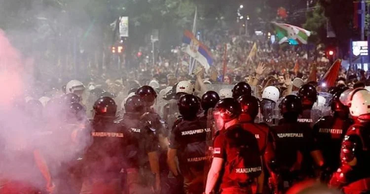 Serbiyada etirazçılar hakim partiyanın qərargahını dağıdıblar