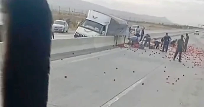 Yük maşını beton arakəsməyə çırpıldı, tərəvəzlər yola dağıldı VİDEO