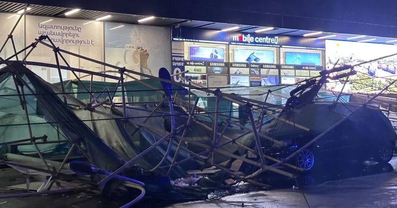 İrəvanda Rossiya Mall ın qarşısında kionstruksiya aşdı, 4 avtomobil əzildi
