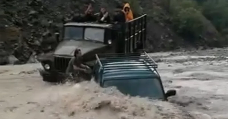 Şəlaləyə gedən yolu sel basdı Maşınlar suyun altında qaldı+Video